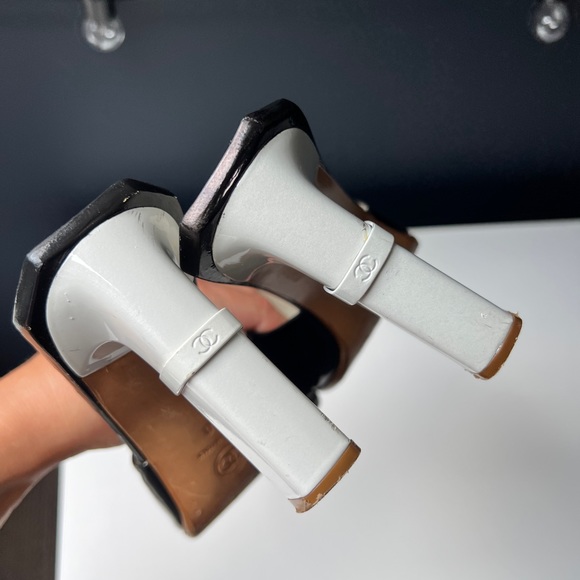 Chanel Mules Heels 39 / 6 CC Logo Monogram Black White Open Toe Sandals Vintage - Picture 2 of 11